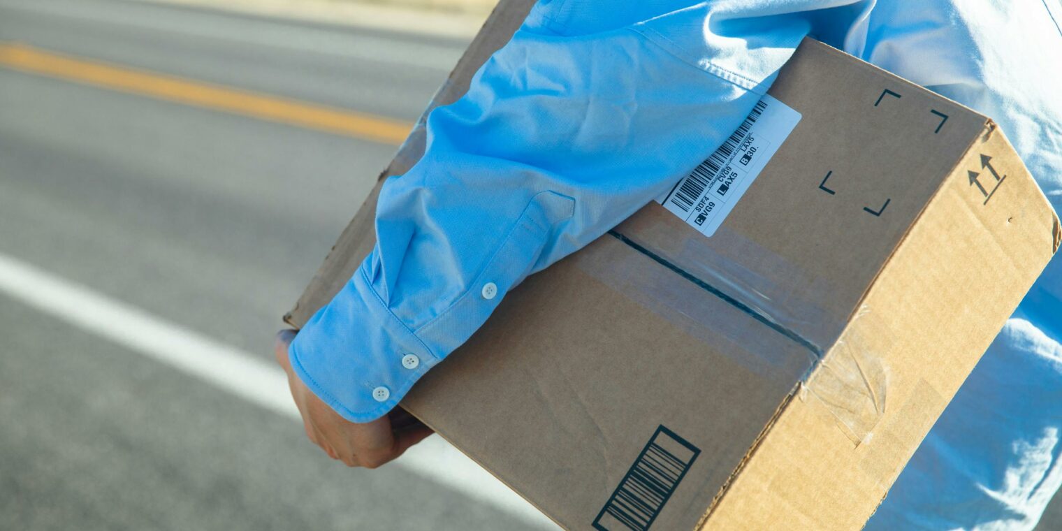 Kurjeris ar paštomatas – kuris greičiau pristato?