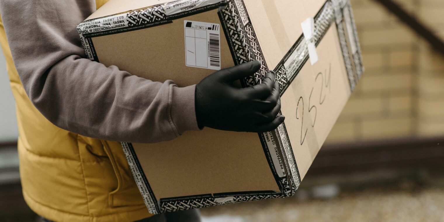 Ar galima užsakyti siuntos paėmimą iš namų?